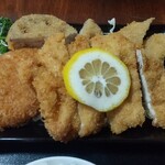 Chobohachi - ちょぼカツ定食は 鶏かつ、コロッケ、れんこん挟み揚げ、豚肉挟み揚げ、小鉢、みそ汁、ご飯がついて500円