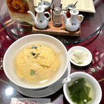 中華楼 - 天津飯（海老入りカニ玉のかけご飯）
スープ、搾菜付き