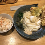 うどん処　ごえん - ランチセットの鯛のちくわ天ぶっかけうどん＋日替わり炊き込みご飯で1,170円