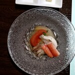 篝火の湯 緑水亭 - 煮トマトと玉葱　炙り蕪　帆立炙り　蟹棒　生姜酢