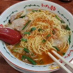 ラーメン屋台 - 辛子味噌と合うス－プ、細麺、チャ－シュ、ニラ、玉葱からなる台湾ラ－メン