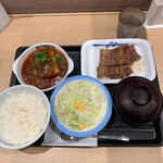 松屋 - 富士山豆腐 本格麻婆豆腐とカルビ焼きの盛り合わせ定食。890円。 満足しました。