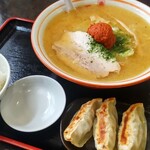 Uchouten No Ganso - みそらーめん　740円　ぎょうざ3個ライス　260円