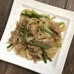 博多もつ鍋五郎 - 牛とニンニクの芽炒め