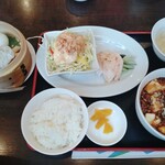 創作中華花菜 - 前菜、エビマヨ、点心3種セット、スープ、漬物、麻婆豆腐（選べる一品）