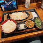 しんぱち食堂 - 豚バラ目玉焼き定食