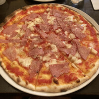 ピッツェリア ロマーナ ジャニコロ - ボローニャソーセージと竹の子をのせたモッツァレラチーズとトマトソースのピッツァの全景