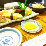 Chiyou Zushi - にぎりセット(￥900)。サラダや味噌汁やコーヒーが付きますよ！