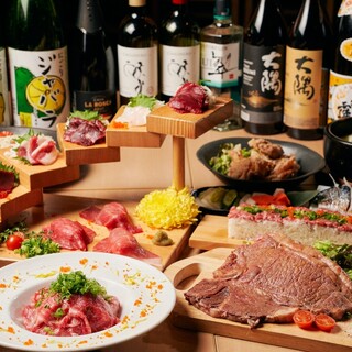 包含大量精选肉菜的套餐从 4,000 日元起，并包含无限畅饮。