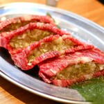 TOKYO焼肉ごぉ - 元祖ねぎサンドハラミは切込みの中に葱がギューっと詰まってます。この面倒な手間のお陰で葱が網に落ちて勿体ない！なんてことが無くなる