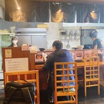 Zhi-ma - カウンター席と奥の厨房