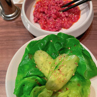 焼肉うしごろ 新宿三丁目店 - ユッケとサラダ