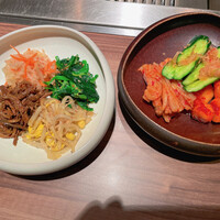 焼肉うしごろ 新宿三丁目店 - ナムルとキムチ