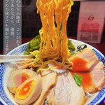 風は南から - 特醤油ラーメン_麺リフト