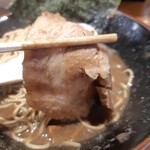 中華蕎麦 ひら井 - 焼豚本日も持ち上げてみる