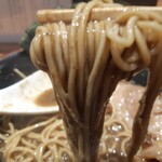 中華蕎麦 ひら井 - スープを持ってくる勢いが凄い　麺リフト