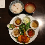 Vege Bar Dips - スペシャルベジランチ(990円)
            7種類の野菜のおかずと肉料理･十六穀米･味噌汁付き