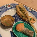 はらまさ - サクラマス、こしあぶら、のれそれ、赤貝のてまり寿司など サクラマスの焼き物にいろいろな料理が八寸のように彩られた一品。 これは、素敵なアイデア。こしあぶらの天ぷらや、 すっぽんの煮凝りもありました。どれも美味しい。