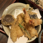 そば処 大金 - 天ぷらがこんもんり。大きな海老2尾に、キス、茄子、さやえんどう、アスパラ、しいたけ！！
