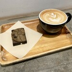 アンモナイトコーヒーマーケット - ブラウニーとカフェラテ