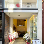 Japanese Soba Noodles 蔦 - 営業再開から1週間が経ちましたが、まだ花が飾られています