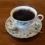 Bistro&Cafe 徒然 - ○コーヒー
      カウンター席の目の前で
      コーヒーを淹れられていた。
      
      苦味、酸味、共にバランスの良い
      美味しい味わいだった。