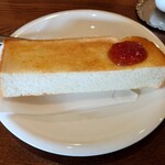 Bisutoroandokafetsuredure - ○トースト
食パン半分のトーストに
バター？といちごジャムが塗られていた。