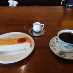 Bisutoroandokafetsuredure - ●ホットコーヒー（モーニングサービス付き）400円
▶モーニングサービスの内容
モーニングサービスとしては地味だけど
1杯1杯コーヒーを抽出されている。