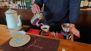 Bisutoro Ando Kafe Tsuredure - カップはお湯で温められ、
                        ペーパードリップのコーヒーを
                        手際良く蒸らしながら
                        3度、お湯を注がれている。
                        