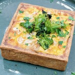 199867352 - Quiche キッシュ&グリーンサラダ 税込1430円のキッシュ