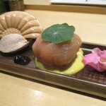 Yakitori Shige Higashizakura - 前菜 盛り合わせ：① 鶏レバームースに最中の皮・岩塩とブルーベリージャムといただきます。② 鳥 生ハム巻き野菜包み。