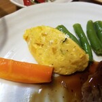 キッチン ブルー グローブ - 野菜、パンプキンポテサラのアップ