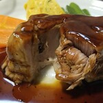 キッチン ブルー グローブ - 肉厚な豚肩ロースポシェの断面