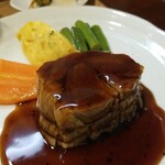 キッチン ブルー グローブ - 豚肩ロースポシェのアップ