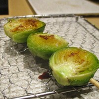 焼き鳥 茂 東桜 - 芽キャベツ：新鮮な芽キャベツのしっとりさをうまく残しつつ  トリュフ塩を振って 焼き上げてあります。 隠し味に使われた 発酵バターがフッとあとを引きます。