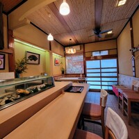 六兵衛 - カウンター席とテーブル