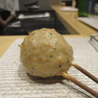 焼き鳥 茂 東桜 - 名古屋コーチンのつくね：真ん丸で 大きめのつくねは、中身のレア感が堪らないです。 名古屋コーチンの美味しいところをギュッと詰め込まれています。名古屋コーチンのみを使用して、つなぎ無しの つくね。