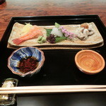 御料理 伊とう - ＜２０１３年７月＞簑島の鱧、剣先イカ、甘エビ。鱧は右側の梅を浸けたお酒を煮詰めたもので頂きます。やや酸っぱくさっぱりした味わい。左側は土佐醤油。甘エビの向こうのは素麺カボチャ。