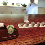 御料理 伊とう - ＜２０１３年７月＞沢山、飲みました。「甲子きのえね」千葉県。「司牡丹」高知県。「やなぎ」京都伏見。「黒牛」和歌山県。「杉玉」青森県。「荒磯」新潟県。「賀茂鶴・樽酒」広島県、これは樽の香りがします。