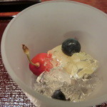 御料理 伊とう - ＜２０１３年７月＞水もの。ヒンヤリとした季節の果物とジュレ。ご店主が立てて下さったお薄と共に頂きます。表千家だそうです。