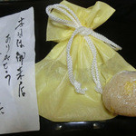 御料理 伊とう - ＜２０１３年７月＞残ったモロコシご飯はお持ち帰り。ちょっと食べてから撮影。ホントはもっと大きいのが二つありました。ご店主直筆のお礼状も嬉しい♪