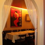 バール・アンド・エノテカ・インプリチト - 2名席を中心としたサーラと 最大１４名様まで対応可能な半個室（室料無し）の2つのゾーン （８名様以上で半個室貸切もお受けしております）