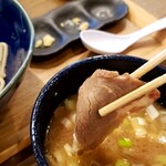 つけ麺・らぁ麺 やまこう - つけ汁の中のチャーシュー