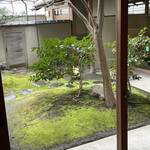 柏屋 大阪千里山 - 雨上がりで緑が綺麗な中庭