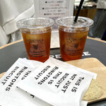 リントンズ 阪神梅田本店 - コールドブリューティーとオーツクランチビスケット