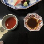 柏屋 大阪千里山 - 左は梅肉　右は、トロミのある特製松前醤油