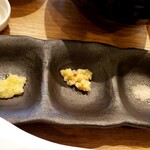 つけ麺・らぁ麺 やまこう - 薬味。左から…生姜。ニンニクのみじん切りになにか和えてあるヤツw    お塩