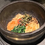 仙台牛焼肉 花牛 - 石焼ビビンパ：追加料金でグゥ！