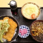 Sobadokoro Maruhachi - 新潟名物タレカツ丼（￥950）。薄く仕上げたヒレカツが3枚。春菊展が添えられるのは、この店ならでは