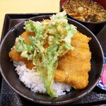 Sobadokoro Maruhachi - タレはサラッとしており、甘すぎずくどすぎず。肉質も柔らかくて良い感じ！